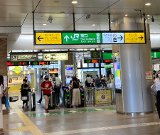 恵比寿駅東口改札を出ます。