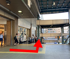 改札を出て正面のエスカレーターを下ります。