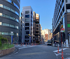 ロータリーをまっすぐ12分ほど直進します。