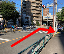 ファミリーマートが見えてきたら右手に曲がります。