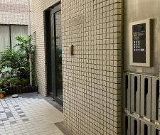 インターホンを使い「201」を押して下さい。